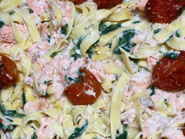 Billede af Frisk pasta med laks, spinat og ovnbagte tomater 