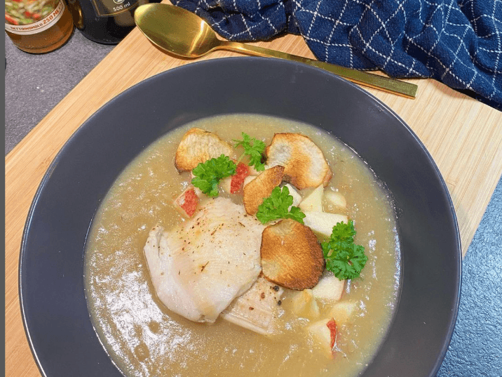 Billede af Kartoffel-jordskokkesuppe med torsk, æble og sprøde jordskokkechips