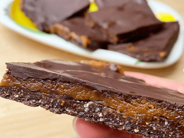 Billede af Chokolade-peanutbutter-daddelbar