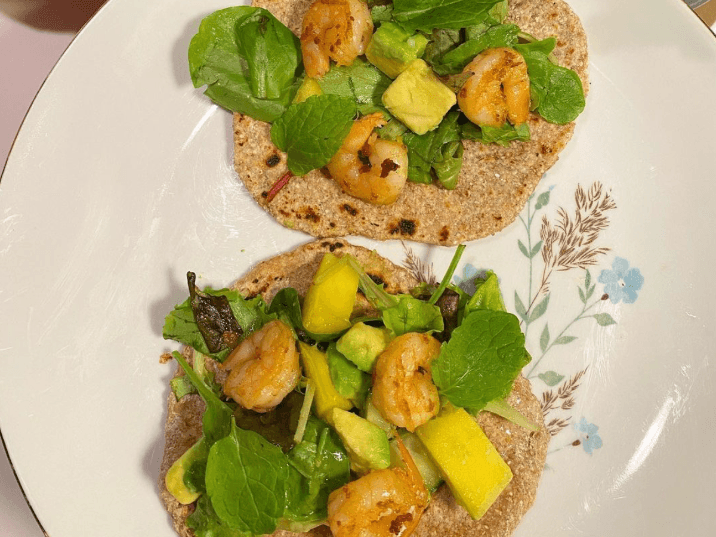 Billede af Små fladbrød med tigerrejer og en frisk avocado-mango-salat