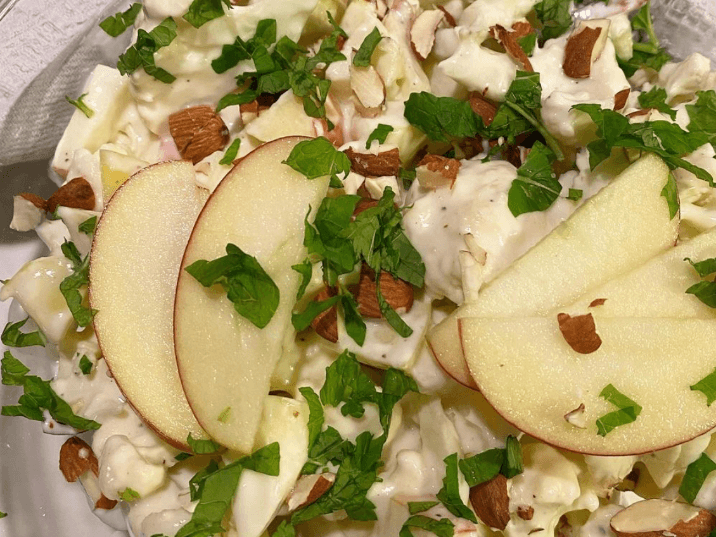 Billede af Blomkålsalat med æble, mynte og mandler