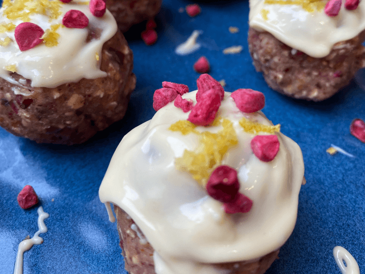 Billede af Daddelkugler med citron, hindbær og hvid chokolade