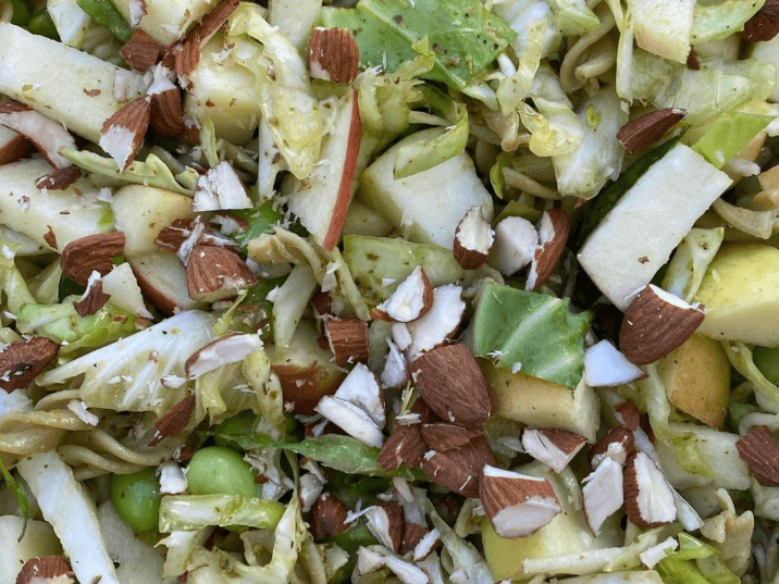 Billede af Spidskålssalt med ærtepasta, pesto og edamamebønner