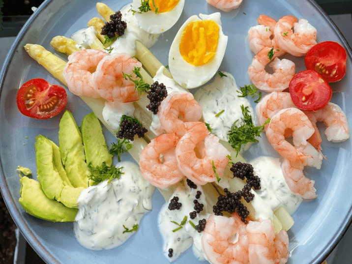 Billede af Hvide asparges med æg, rejer, avocado og dilddressing