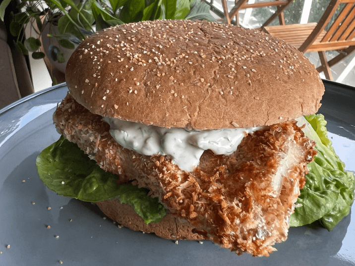 Billede af Fiskeburger med ærtemos, tatarsauce og sprød torsk lavet i airfryer