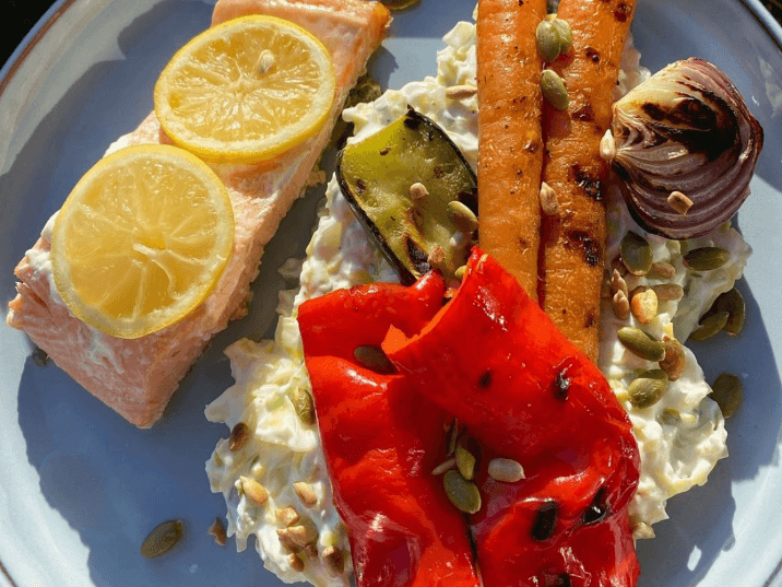 Billede af Laks med spidskåls-tzatziki og grillet grønt