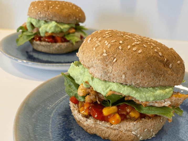 Billede af Mexicansk burger med pulled kylling, guacamole og salsa