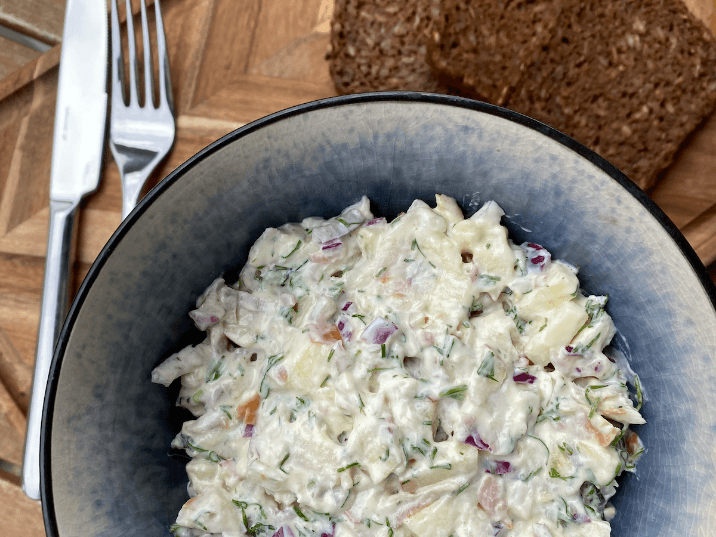 Billede af Ørredsalat med dild, rødløg og æble