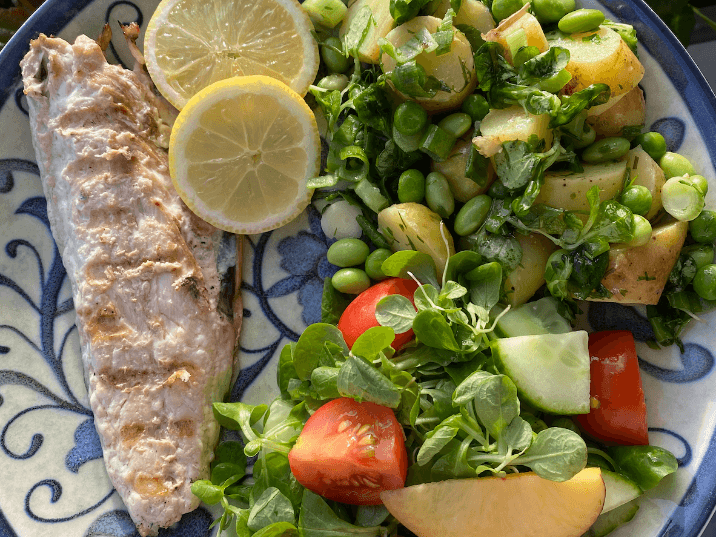 Billede af Grillet makrel og frisk kartoffelsalat med forårsløg, ærter og edamamebønner
