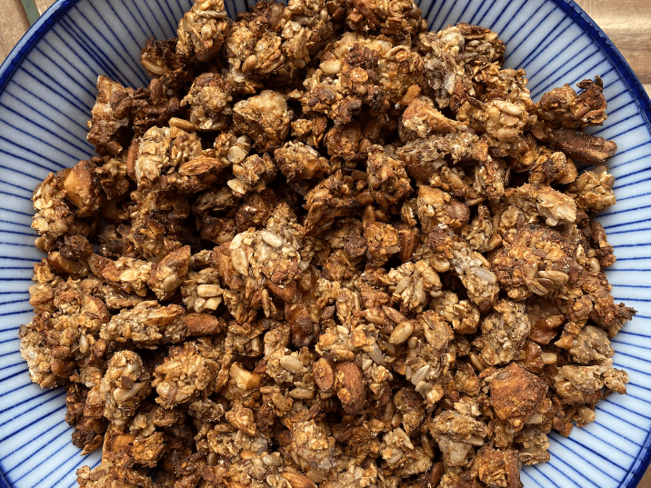 Billede af Knasende granola med nødder og kerner - sødet med æblemos