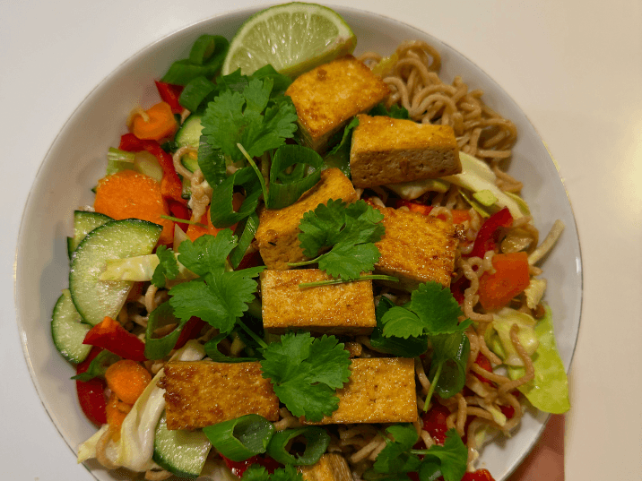 Billede af Frisk asiatisk nuddelsalat med stegt tofu
