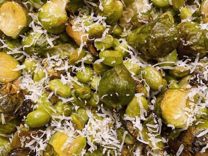 Billede af Bagt rosenkål med edamamebønner og parmesan