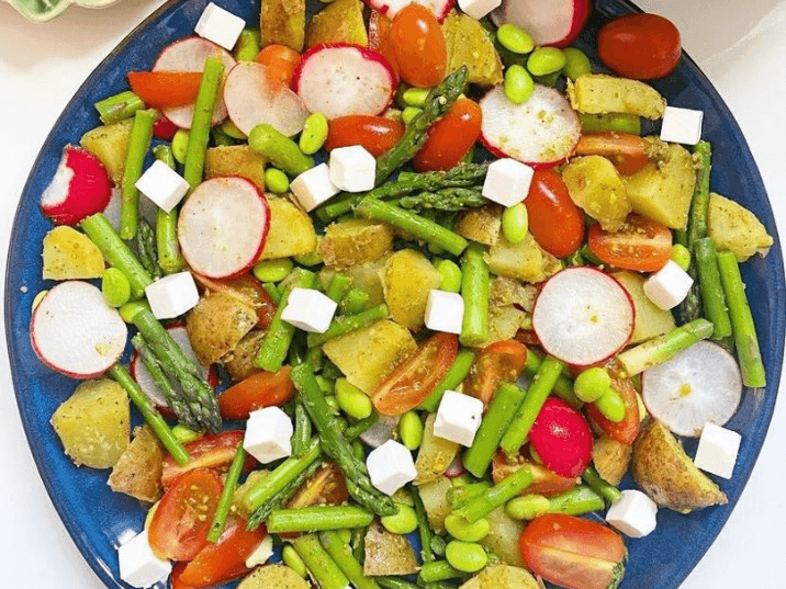 Billede af Salat med pesto kartofler, edamame bønner, asparges, radiser og tomater
