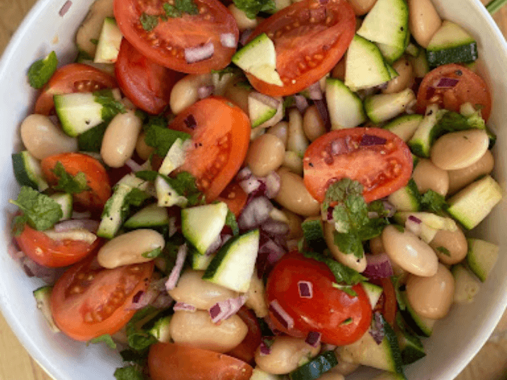Billede af Salat med butterbeans, tomat, rødløg, agurk og frisk persille