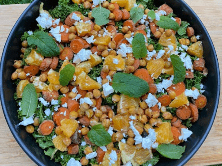 Billede af Grønkålssalat med marokkansk dressing, appelsin, gulerødder og kikærter