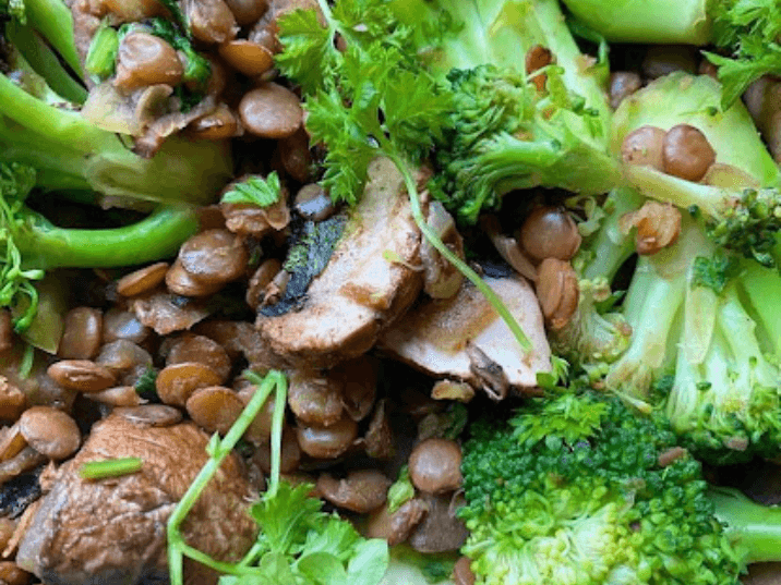Billede af Grøn linsesalat med portobello svampe, broccoli og persille