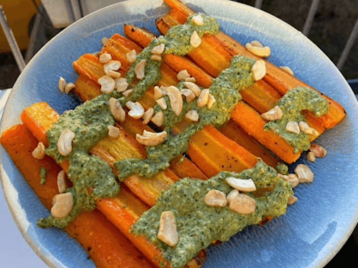 Billede af Pesto lavet af gulerodstoppe