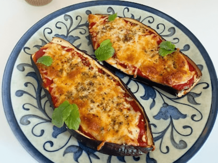 Billede af Aubergine pizza - bagt aubergine med tomat og ost