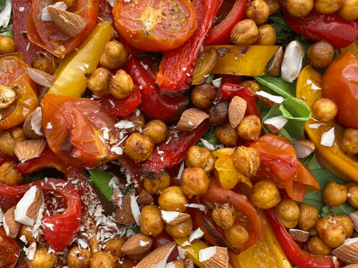 Billede af Sommersalat med bagte peberfrugt, tomat, spinat og sprøde kikærter
