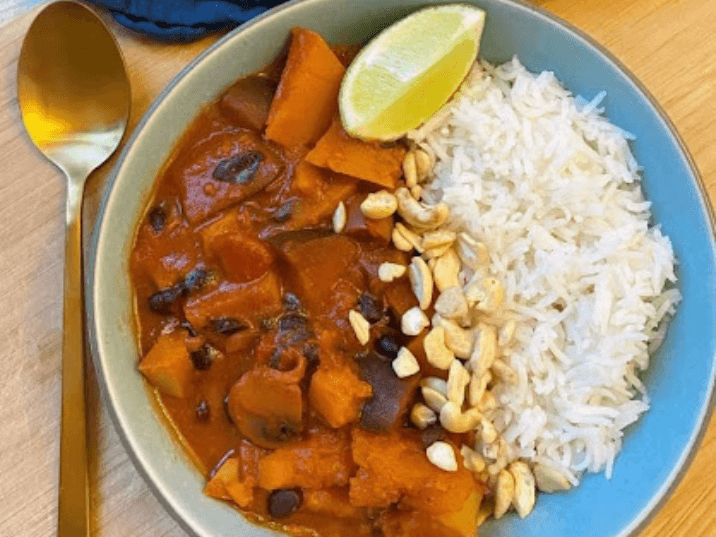 Billede af Græskar-karry gryde med aubergine, svampe og sorte bønner