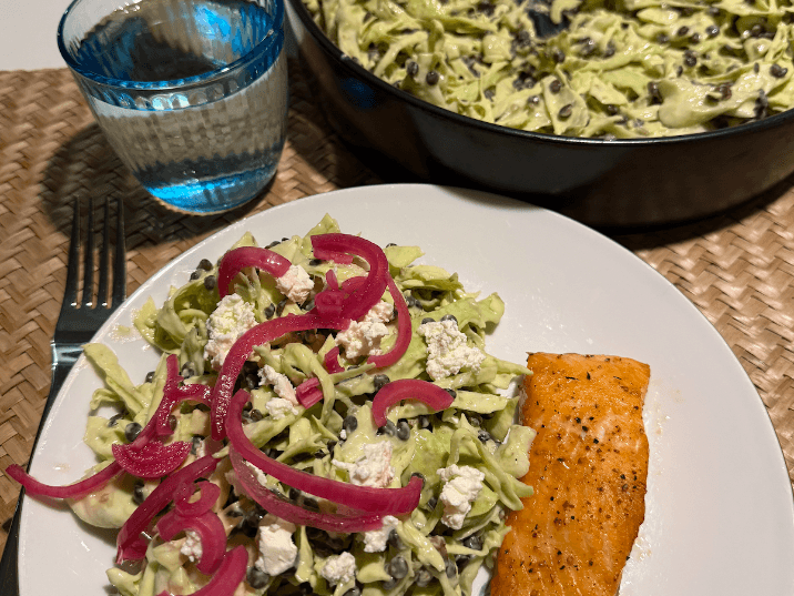 Billede af Spidskålssalat med linser og avocado-ingefærdressing