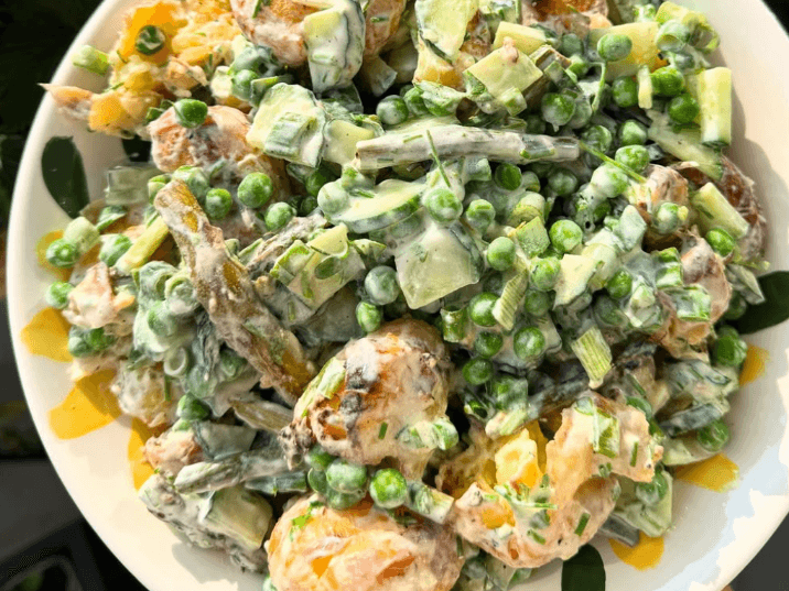 Billede af Kartoffelsalat med knuste kartofler, asparges, krydderurter og ærter