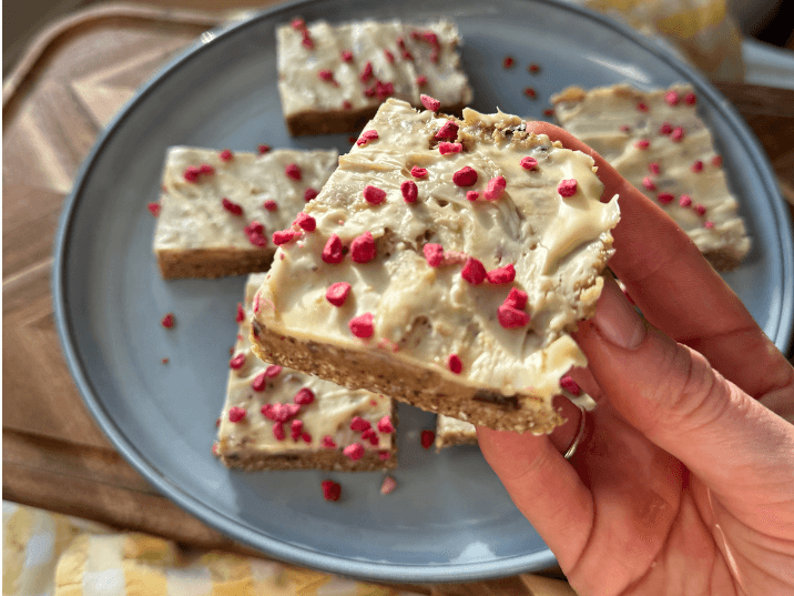 Billede af Cashew-snitter med hvid chokolade og frysetørrede hindbær
