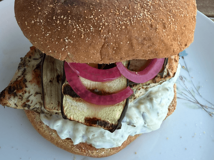 Billede af Græsk inspireret burger med tzatiki, kylling og grillet grønt