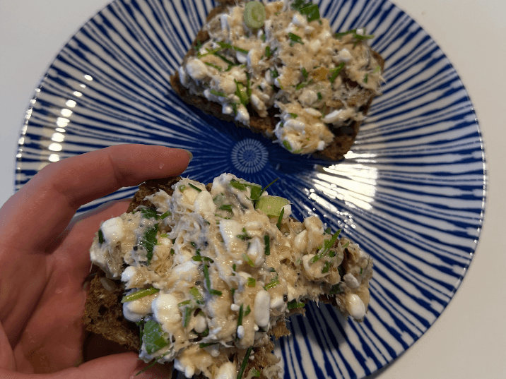 Billede af Laksesalat med purløg, forårsløg og hytteost