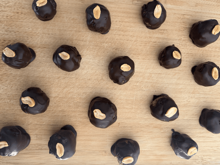 Billede af Snickerskugler - daddelkugler med peanuts og mørk chokolade - den nemmeste opskrift