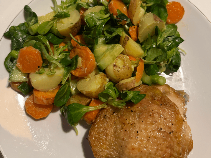 Billede af Forårsalat med kartofler, bagte gulerødder og forårsløg vendt i citronvinagrette