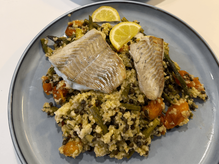 Billede af Mørksej med bulgur, linser, bagte grønne asparges og tomater - vendt i pesto